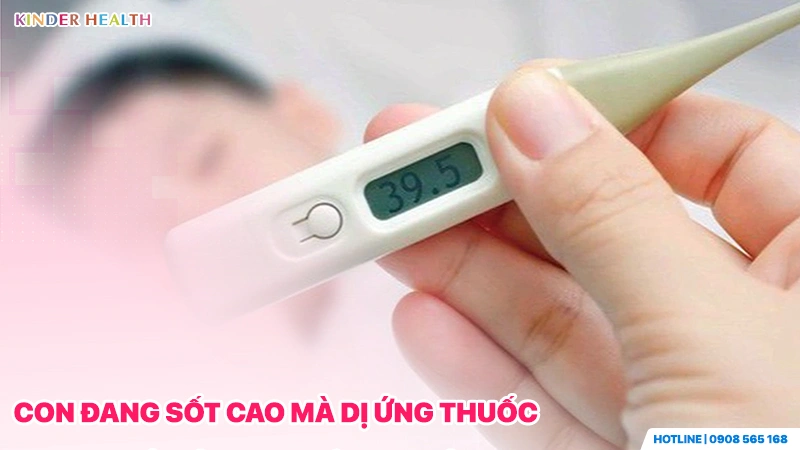 Nhiệt kế hiển thị 39.5 độ C - Hướng dẫn xử lý khi con đang sốt cao nhưng bị dị ứng thuốc hạ sốt