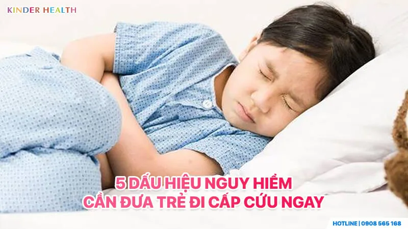 Trẻ em nằm ôm bụng quằn quại trên giường - 5 dấu hiệu nguy hiểm cần đi cấp cứu ngay