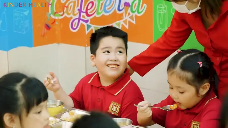 Hình ảnh bé đang ăn trưa vui vẻ tại trường mầm non quốc tế VAS