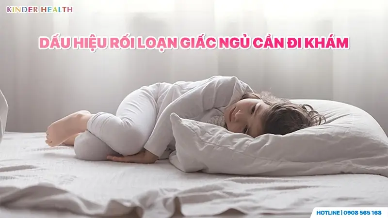 Trẻ thao thức, trằn trọc trên giường cảnh báo các dấu hiệu rối loạn giấc ngủ cần được bác sĩ thăm khám.