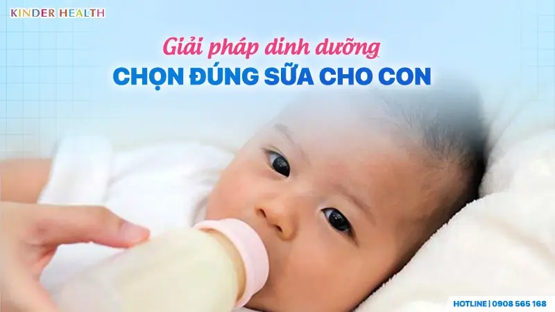 Mẹ cho bé bú bình với loại sữa công thức chuyên biệt dành cho trẻ có hệ tiêu hóa nhạy cảm