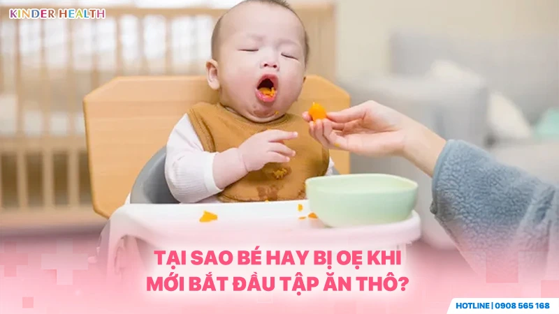 Biểu hiện nôn oẹ của trẻ trên ghế ăn dặm thể hiện phản xạ sinh lý tự nhiên khi bắt đầu tập ăn thô.