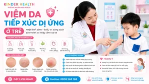 Bác sĩ KinderHealth kiểm tra vùng da bị viêm da tiếp xúc dị ứng trên tay của bé trai tại phòng khám
